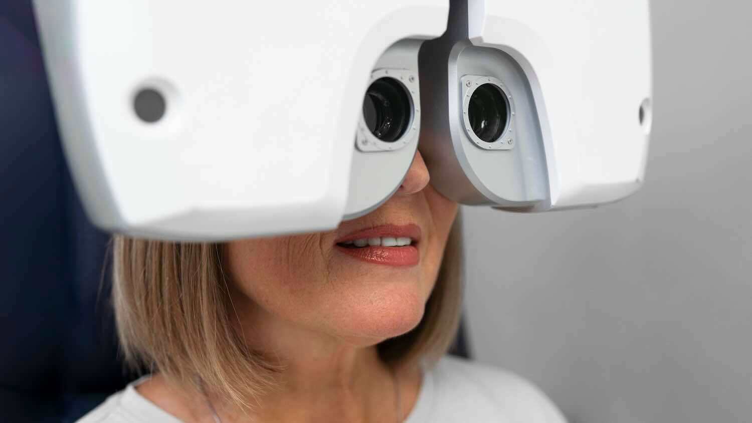 Ipermetropia: come mette a fuoco l’occhio ipermetrope e come si corregge Visita oculistica con lenti di prova per la misurazione di un difetto refrattivo